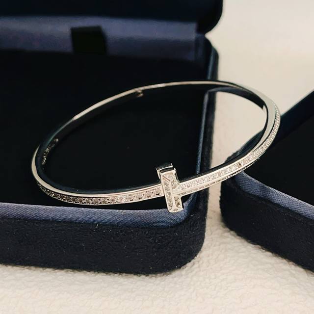 Tiffany*帝芙尼最新款银色满钻双T手镯 一致Zp黄铜材质，非常的上镜设计很特别值得入手高级手工坊系列