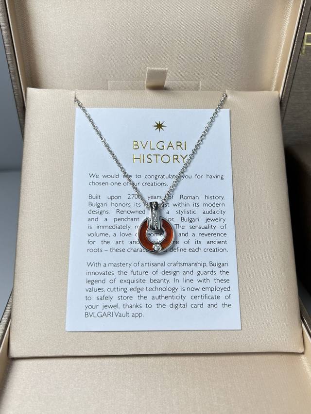 宝格丽圆盘项链，宝格丽新款贝母镶钻圆盘项链，超级美腻的一款项链，像一枚铜钱，有一种招财进宝的感觉，贝母上镶有一颗水钻，绝对是整体上的点睛之笔，搭配银色项链，特别