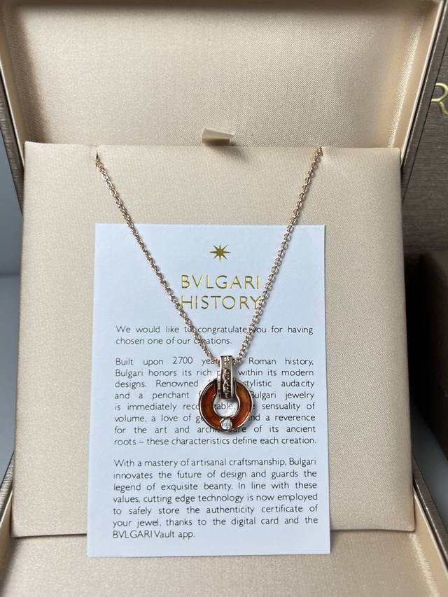 宝格丽圆盘项链，宝格丽新款贝母镶钻圆盘项链，超级美腻的一款项链，像一枚铜钱，有一种招财进宝的感觉，贝母上镶有一颗水钻，绝对是整体上的点睛之笔，搭配玫瑰金项链，特