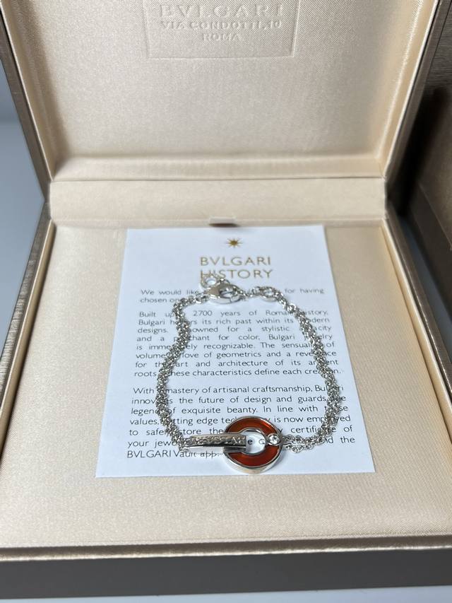 宝格丽圆盘手链，宝格丽新款贝母镶钻圆盘手链，超级美腻的一款手链，像一枚铜钱，有一种招财进宝的感觉，贝母上镶有一颗水钻，绝对是整体上的点睛之笔，搭配银色手链，特别