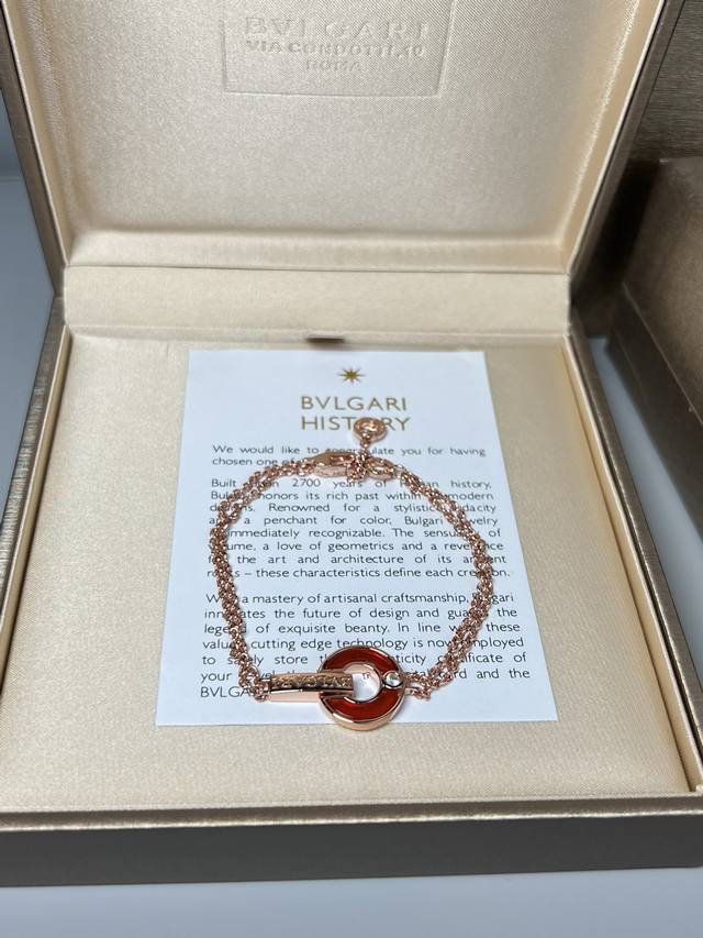 宝格丽圆盘手链，宝格丽新款贝母镶钻圆盘手链，超级美腻的一款手链，像一枚铜钱，有一种招财进宝的感觉，贝母上镶有一颗水钻，绝对是整体上的点睛之笔，搭配玫瑰金手链，特