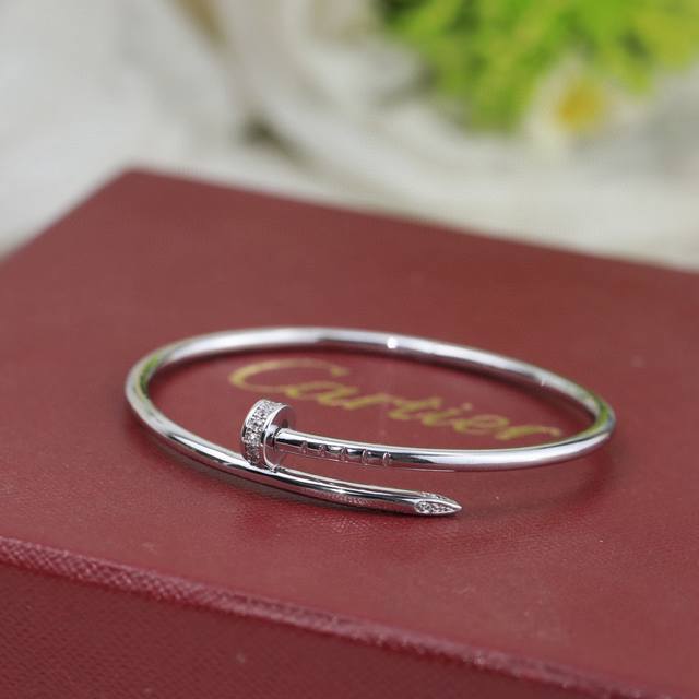 细版经典款 Cartier 卡地亚头尾钻钉子手镯 Juste Un Clou系列艺术设计展亮相米兰，演绎“当平凡化为珍贵”。Juste Un Clou艺术装置立