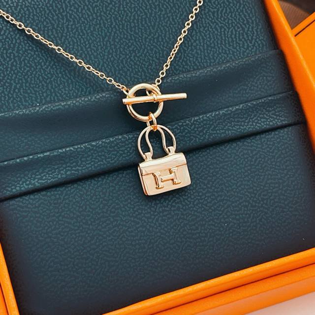 He Mes爱马仕光面包包玫瑰金色项链 只能用无敌形容，这款绝对的性价比之选感受下这么无敌的工艺！简约，特别适合日常搭配，而且晚装搭配也特别的气质，绝对是一款值