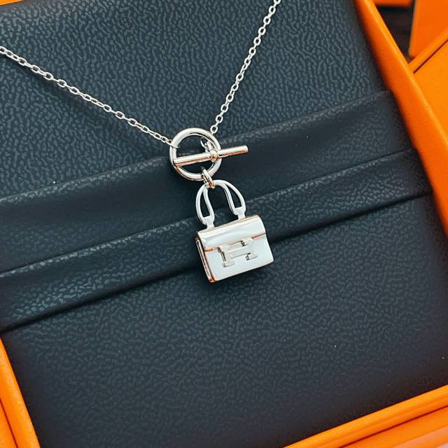 He Mes爱马仕光面包包银色项链 只能用无敌形容，这款绝对的性价比之选感受下这么无敌的工艺！简约，特别适合日常搭配，而且晚装搭配也特别的气质，绝对是一款值得收