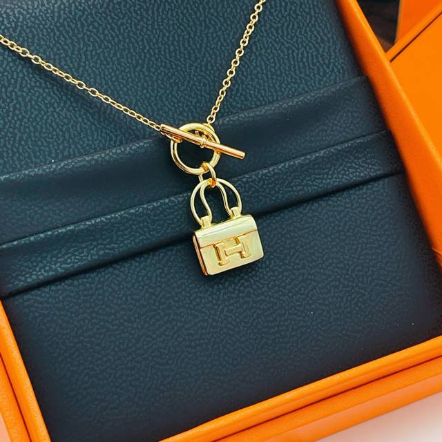 He Mes爱马仕光面包包金色项链 只能用无敌形容，这款绝对的性价比之选感受下这么无敌的工艺！简约，特别适合日常搭配，而且晚装搭配也特别的气质，绝对是一款值得收