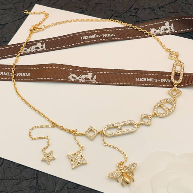 He Mes爱马仕最新款猪鼻子蜜蜂星星金色项链 一致Zp黄铜材质，非常的上镜设计很特别值得入手高级手工坊系列