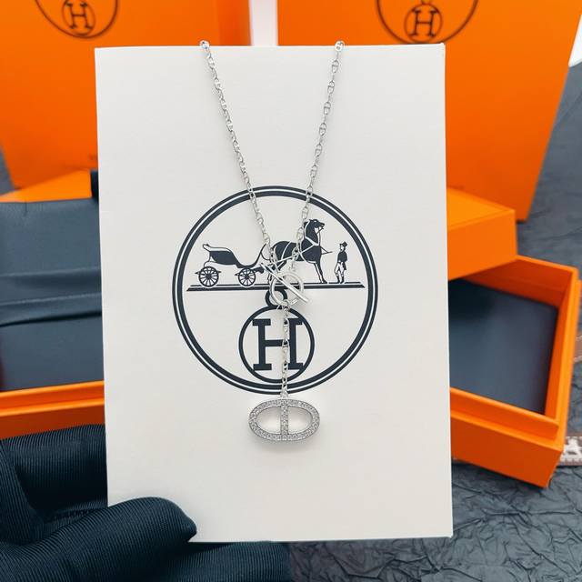 He Mes爱马仕最新款 银色吊锤镶钻猪鼻子项链 一致Zp黄铜材质，非常的上镜设计很特别值得入手高级手工坊系列