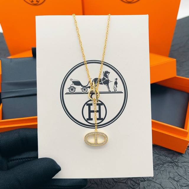 He Mes爱马仕最新款 金色吊锤镶钻猪鼻子项链 一致Zp黄铜材质，非常的上镜设计很特别值得入手高级手工坊系列