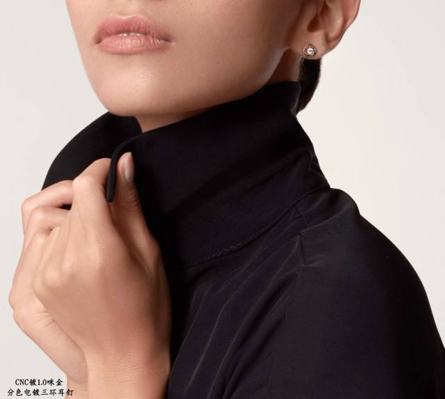 V金材质 5140170 分色电镀 卡地亚三环圆钻耳钉，又一款经典，完美诠释对称美学 优雅大方。佩戴舒适度高 也不容易勾搭到物品！真金质感杠杠的精工艺 执模抛光