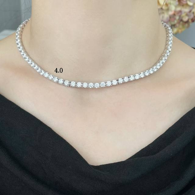 此款调价925000-1340 码数38Cm.42Cm 4.0手镶满钻四爪项链，上面的每粒钻都是全手工镶上去的 折射度肉眼可见 做货非常费时 毒物 推荐