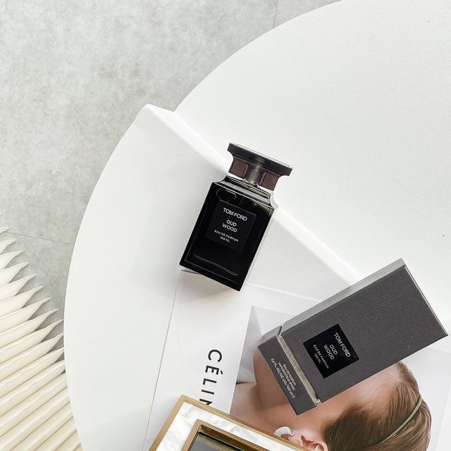 专柜品质 Tom Ford乌木沉香香水 经典断货王。不张扬，中规中矩的乌木，Tom Ford在这瓶身上没有表现出张扬浮夸的一面，而是以沉稳谨慎代替，偏向简单的乌
