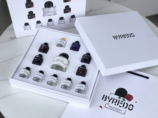 专柜品质 Byredo香水12瓶礼盒 Byred0是斯徳哥尔摩的香味屋由 Ben Gorham 成立于2006年。除了世界知名调香师奥利维亚 Giacobett