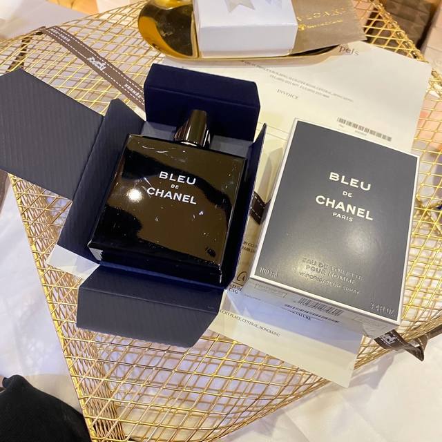 专柜品质 Chanel香奈儿蔚蓝男士Edt淡香水100Ml ， 香味：木质芳香调融合柑橘的清新果香与干琥珀雪松的浓郁气息，演绎感官享受的愉悦氛围。 木质麝香调添