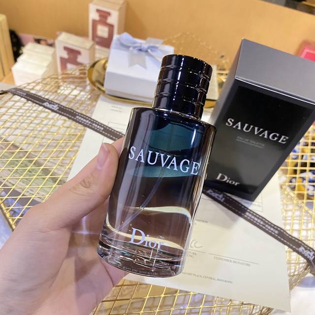 专柜品质 Dior迪奥旷野男士香水100Ml Dior迪奥Sauvage清新之水 100Ml旷野男士瓶盖带磁性自动回位的哦！Sauvage 旷野男士淡香水是一次