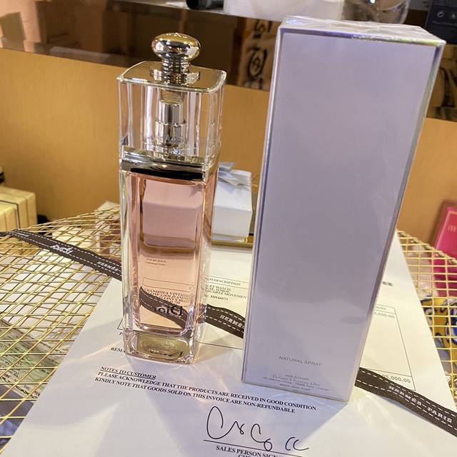 专柜品质 Dior迪奥粉红魅惑香水100Ml 迪奥魅惑 佛手柑精华与小苍兰， 铃兰精华完美交融， 在白麝香基调的丝丝萦绕中共谱一支欢快愉悦的芬芳谐曲。 经典优雅