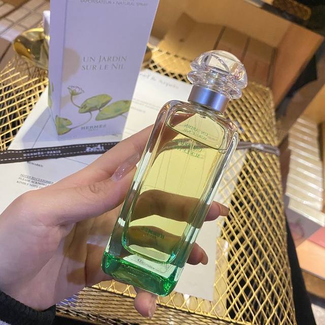专柜品质 Hermes爱马仕尼罗河花园女士男士中性淡香水100Ml 香调：清新花果香调 前味：灯心草、埃及青檬果、柑橘； 中味：夏天的茉莉、尼罗河睡莲、橙花；
