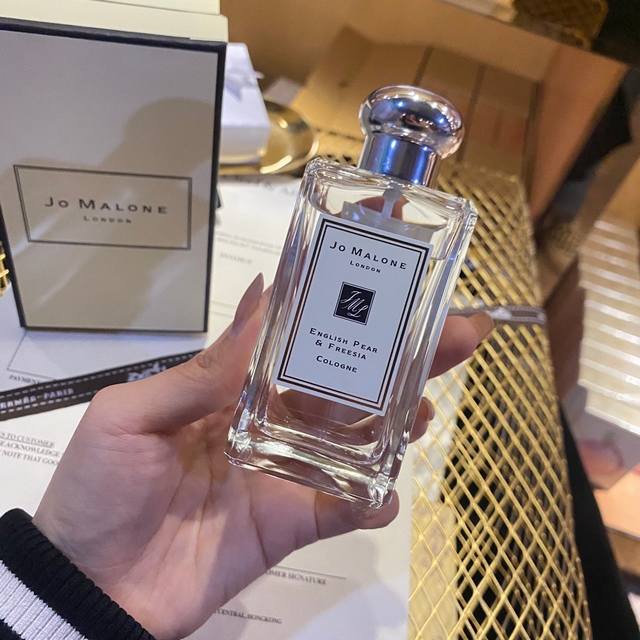 专柜品质 Jo Malone祖马龙~英国梨与小苍兰香水100Ml 非常迷人的少女气息清甜爽口的英國梨，有一丝丝让人心痒的撩拨，配合小苍兰温馨柔和的花香有点点清冷