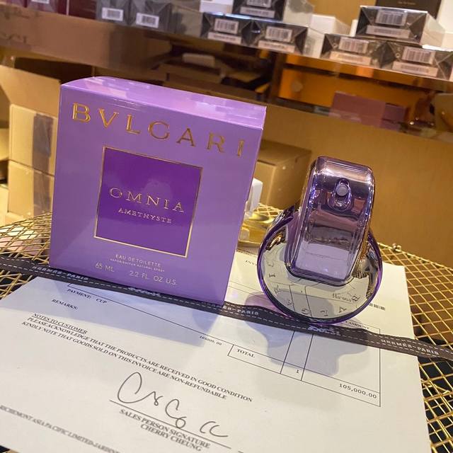 专柜品质 宝格丽紫水晶65Ml Bvlgari 宝格丽紫车轮香水 花舞轻盈紫晶纯香女士香水65Ml。 紫晶是晶彩系列中最优雅的一支了。初闻之时，完全被她的高雅和