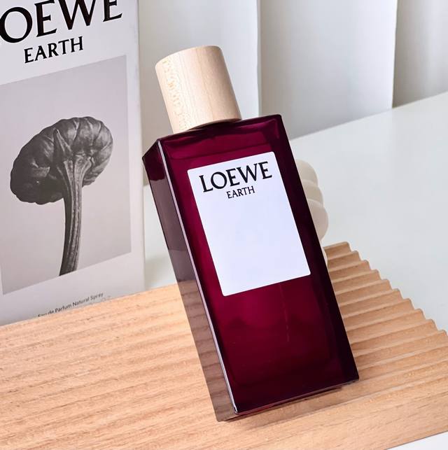 专柜品质 新品上市罗意威自然之水～ 作为植物彩虹系列的新成员“Loewe罗意威”自然之水，以采撷于大自然的香韵与独立多元的表达，勾勒纷呈色彩！于呼吸之间构筑独属