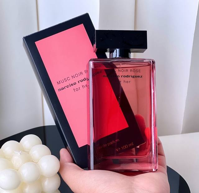 专柜品质 纳西素 新品 Musc Noir Rose “For Her” 玫瑰色的玻璃瓶身，成为了女生们无法拒绝它的第一个理由！ “开场白”是华丽而性感的玫瑰香