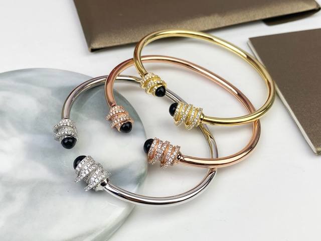 piaget伯爵弹性宝石手镯_弹性镯身设计 轻松佩戴饰以两颗凸圆形黑玛瑙和旋绕镶钻的捧托工艺精细，采用亚金电镀18K金工艺 女神必备