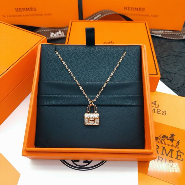 He Mes爱马仕白钻康康包玫瑰金色项链 只能用无敌形容，这款绝对的性价比之选感受下这么无敌的工艺！简约，特别适合日常搭配，而且晚装搭配也特别的气质，绝对是一款