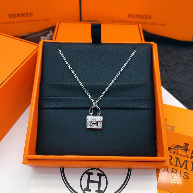 He Mes爱马仕白钻康康包银色项链 只能用无敌形容，这款绝对的性价比之选感受下这么无敌的工艺！简约，特别适合日常搭配，而且晚装搭配也特别的气质，绝对是一款值得