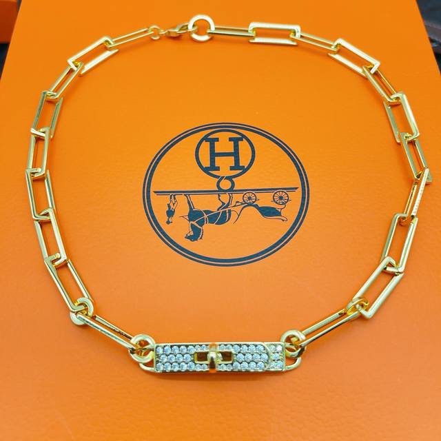 He Mes爱马仕最新款方块猪鼻子镶钻金色项链 一致Zp黄铜材质，非常的上镜设计很特别值得入手高级手工坊系列