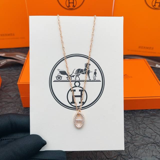 He Mes爱马仕最新款玫瑰金色猪鼻子镶钻项链 一致Zp黄铜材质，非常的上镜设计很特别值得入手高级手工坊系列