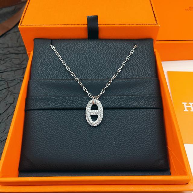 He Mes爱马仕最新款银色猪鼻子镶钻项链 一致Zp黄铜材质，非常的上镜设计很特别值得入手高级手工坊系列