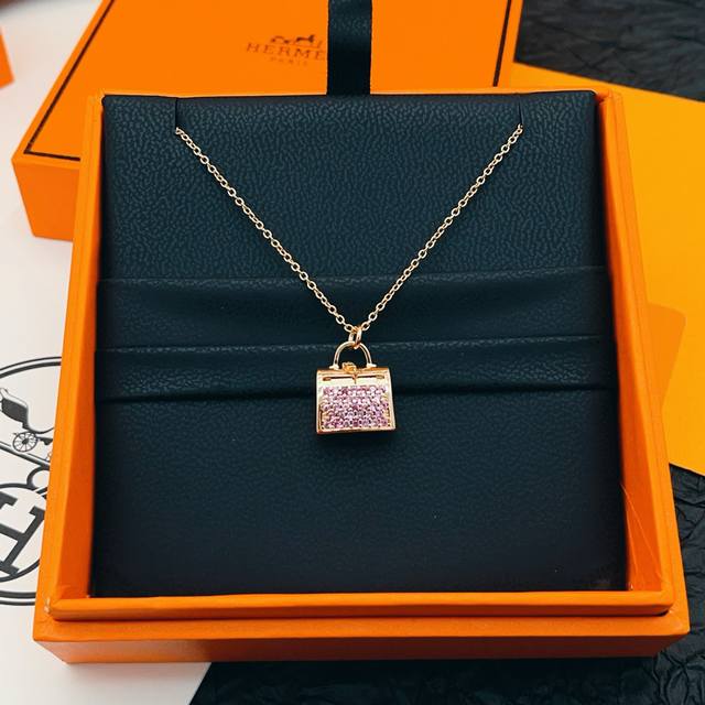 He Mes爱马仕粉钻包包玫瑰金色项链 只能用无敌形容，这款绝对的性价比之选感受下这么无敌的工艺！简约，特别适合日常搭配，而且晚装搭配也特别的气质，绝对是一款值