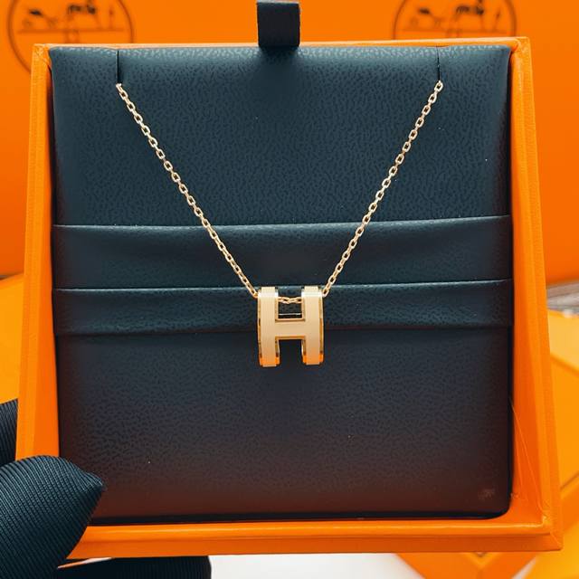 He Mes爱马仕最新款奶黄色珐琅玫瑰金色大号项链 一致Zp黄铜材质，非常的上镜设计很特别值得入手高级手工坊系列