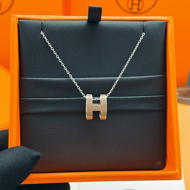 He Mes爱马仕最新款粽色珐琅银色大号项链 一致Zp黄铜材质，非常的上镜设计很特别值得入手高级手工坊系列