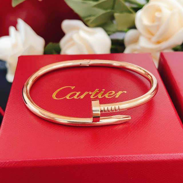 大小尺寸:17码，19码 Cartie*卡地亚最新款玫瑰金钉子手镯 一致Zp黄铜材质，非常的上镜设计很特别值得入手高级手工坊系列
