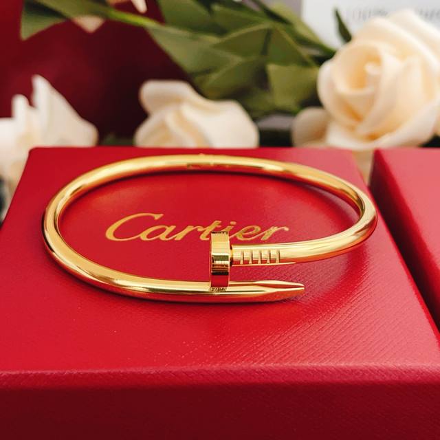 大小尺寸:17码，19码 Cartie*卡地亚最新款金色钉子手镯 一致Zp黄铜材质，非常的上镜设计很特别值得入手高级手工坊系列