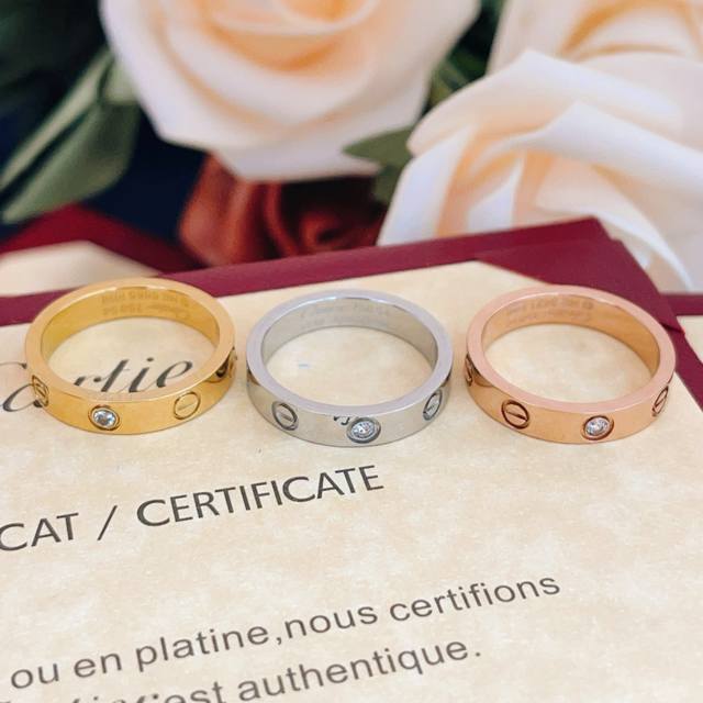 Kj033玫瑰金 Kj030金色 Kj029银色 大小尺寸:6号、7号、8号 Cartie*卡地亚最新款三色单钻戒指 一致Zp黄铜材质，非常的上镜设计很特别值得