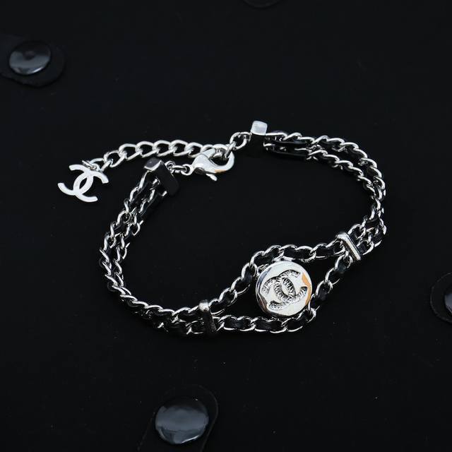 香奈儿 Ch Nel双层编织金币手链 双层黑皮短链高级百搭单品 休闲带点小复古 上身精致百搭 双Clogo非常有辨识度 上身太吸睛啦