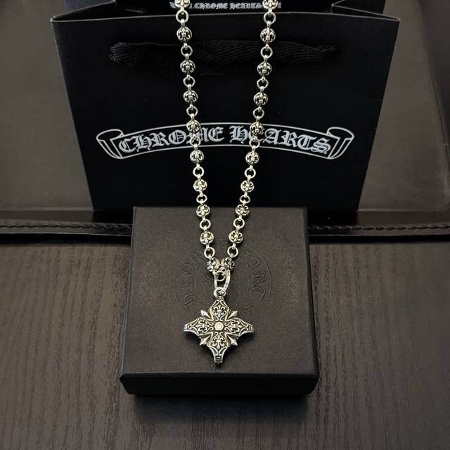 新款 专柜品质 Chrome Hearts克罗心经典童军花项链 十字架吊坠 凹凸造型不同的花纹设计风格 呈现出与众不同 十字架 童军花是克罗心的志 所以更经久不