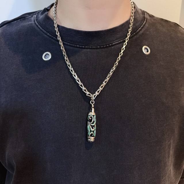 新款 专柜品质 Chrome Hearts克罗心经典复古十字架项链 绿钻灯笼吊坠 凹凸造型不同的花纹设计风格 呈现出与众不同 十字架 童军花是克罗心的志 所以更