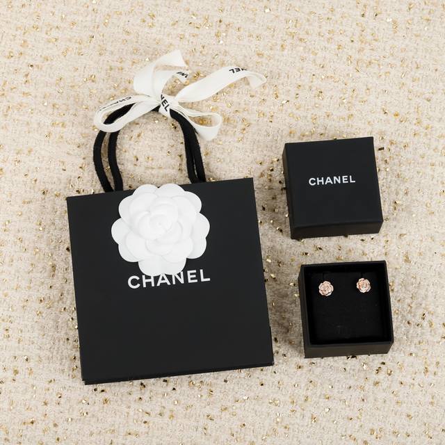 我们出品 香奈儿山茶花耳钉 Zp98800+ 认准唯一一家真正购入珠宝类Zp开发的，可订做真金真钻，只做对版Zp真金货，pk市面各种金货 Extrait De