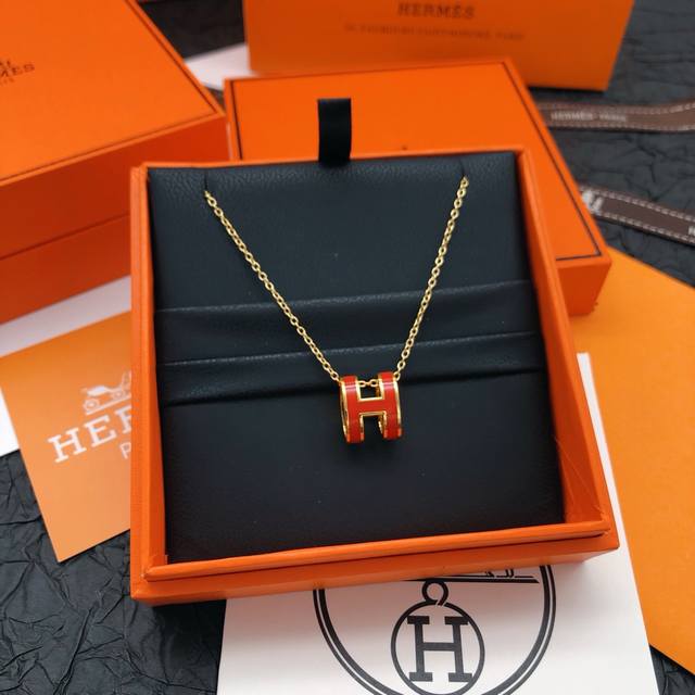 He Mes爱马仕红色珐琅金色大号项链 只能用无敌形容，这款绝对的性价比之选感受下这么无敌的工艺！简约，特别适合日常搭配，而且晚装搭配也特别的气质，绝对是一款值