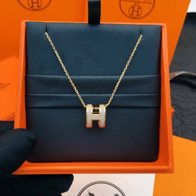 He Mes爱马仕灰色珐琅金色大号项链 只能用无敌形容，这款绝对的性价比之选感受下这么无敌的工艺！简约，特别适合日常搭配，而且晚装搭配也特别的气质，绝对是一款值