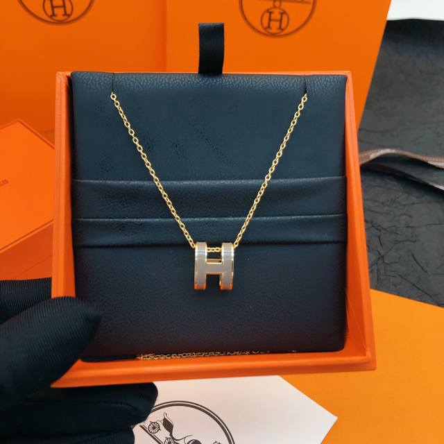 He Mes爱马仕棕色珐琅金色大号项链 只能用无敌形容，这款绝对的性价比之选感受下这么无敌的工艺！简约，特别适合日常搭配，而且晚装搭配也特别的气质，绝对是一款值
