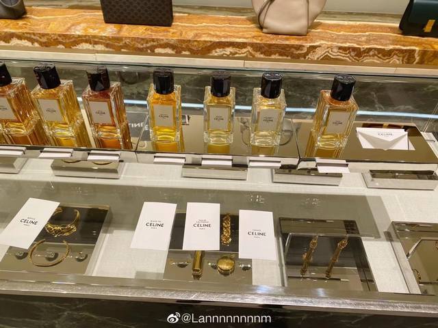 原单品质 parade 在专柜看到瓶子的时候就走不动了，Hedi操刀的Celine以凯旋门为标志满满的高级感。整个系列香味的接受度都很高，香味更加独特高级，层次