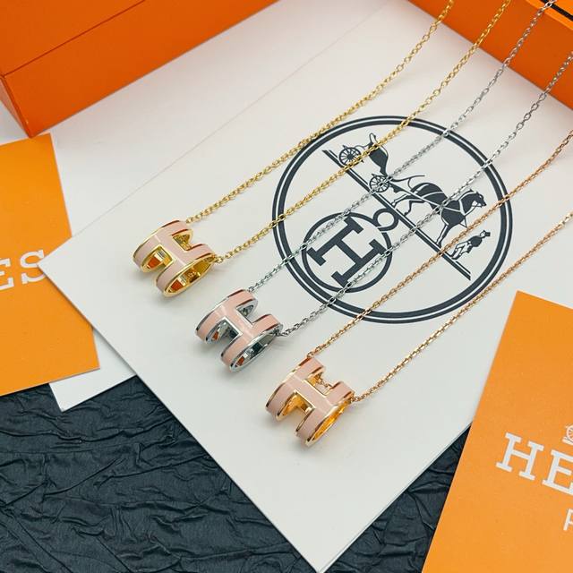 Hx005 爱马仕粉色珐琅金色大号项链 Hx059 粉色珐琅银色大号项链 Hx060 粉色珐琅玫瑰金大号项链 只能用无敌形容，这款绝对的性价比之选感受下这么无敌