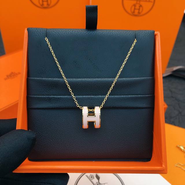 He Mes爱马仕粉色珐琅金色大号项链 只能用无敌形容，这款绝对的性价比之选感受下这么无敌的工艺！简约，特别适合日常搭配，而且晚装搭配也特别的气质，绝对是一款值