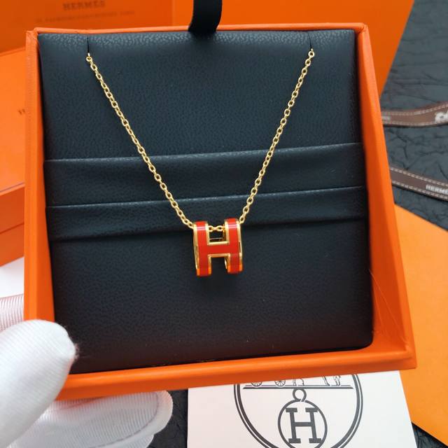 He Mes爱马仕红色珐琅金色大号项链 只能用无敌形容，这款绝对的性价比之选感受下这么无敌的工艺！简约，特别适合日常搭配，而且晚装搭配也特别的气质，绝对是一款值
