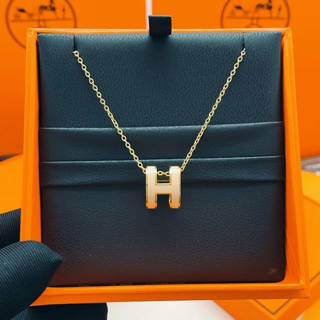 He Mes爱马仕奶黄色珐琅金色大号项链 只能用无敌形容，这款绝对的性价比之选感受下这么无敌的工艺！简约，特别适合日常搭配，而且晚装搭配也特别的气质，绝对是一款