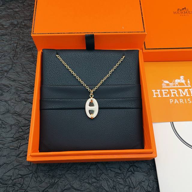 He Mes最新款爱马仕白色猪鼻子金色项链 一致Zp黄铜材质，非常的上镜设计很特别值得入手高级手工坊系列