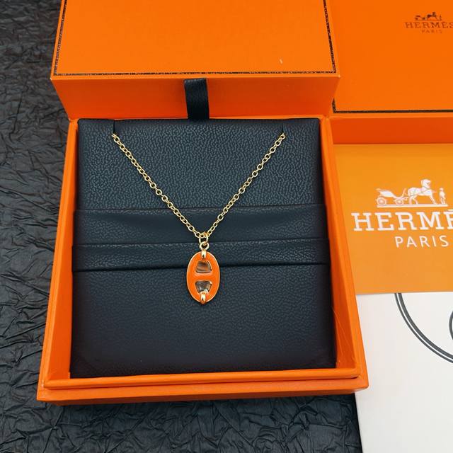 He Mes最新款爱马仕橙色猪鼻子金色项链 一致Zp黄铜材质，非常的上镜设计很特别值得入手高级手工坊系列